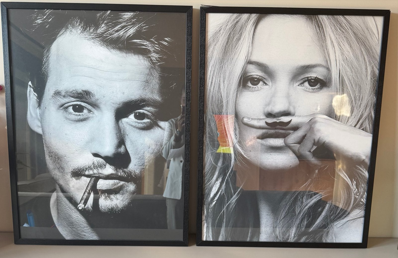 Johnny Depp & Kate Moss ingelijste posters - 84x63cm, Gebruikt, Ophalen of Verzenden, Foto of Poster, 75 – 100