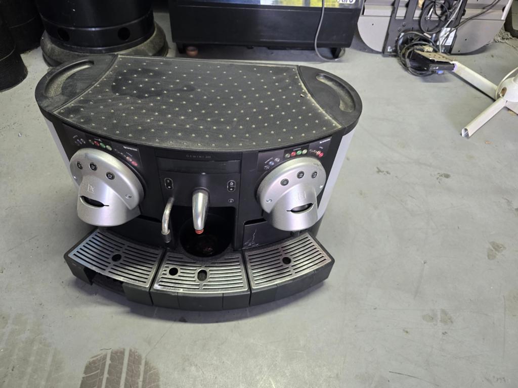 Werkende Nespresso Gemini 220 zonder kabels, Witgoed en Apparatuur, Koffiezetapparaten, Ophalen, Koffiepads en cups, Gebruikt