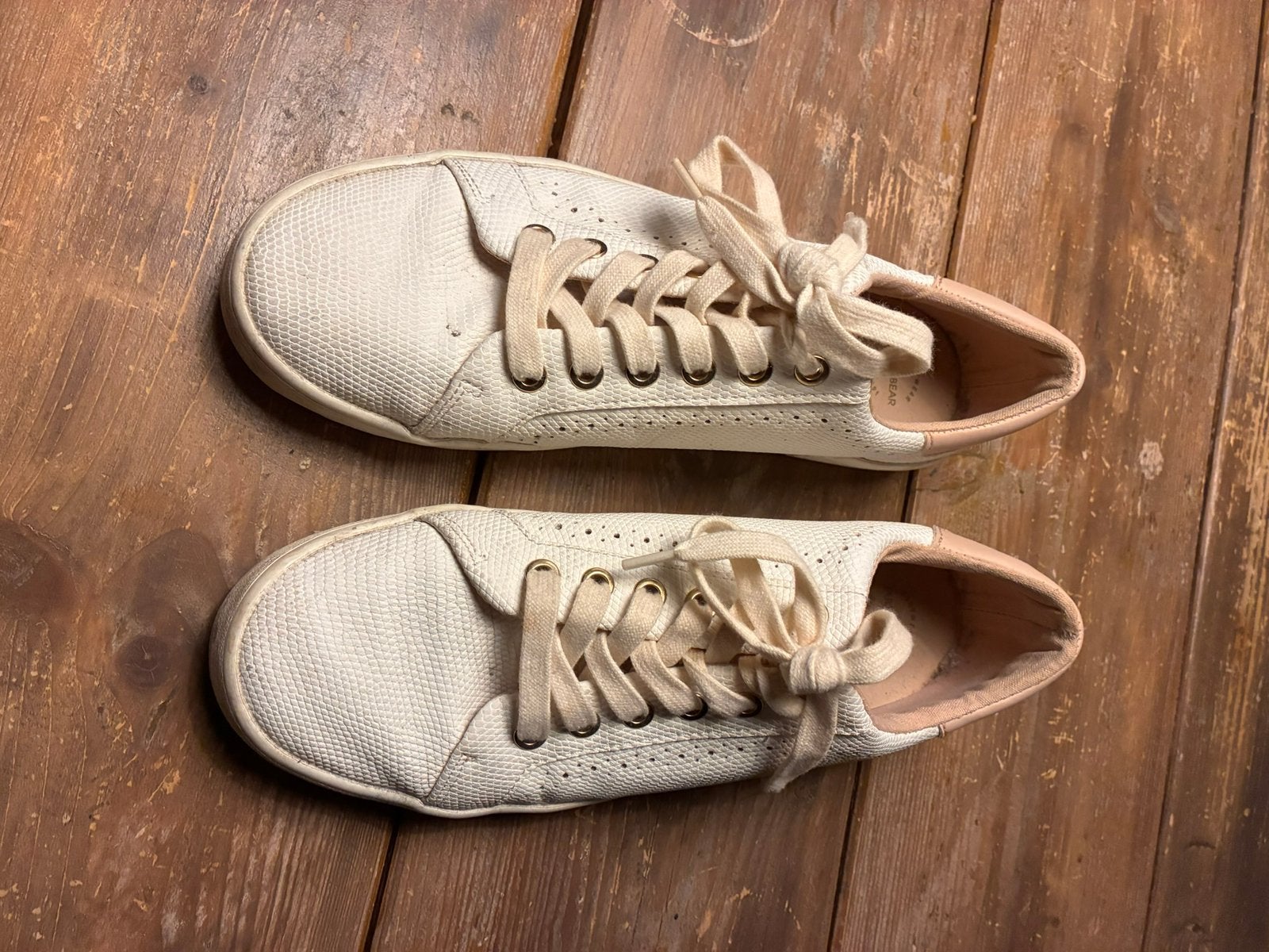 Witte (beige) schoenen. Maat 40.   Van het merk: Pull & Bear, Beige, Ophalen of Verzenden, Sneakers of Gympen, Gedragen