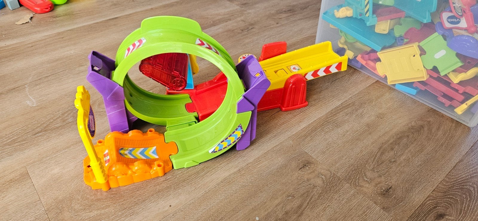 Toet toet stuntbaan, wegdelen en auto's, Ophalen, Gebruikt, 2 tot 4 jaar