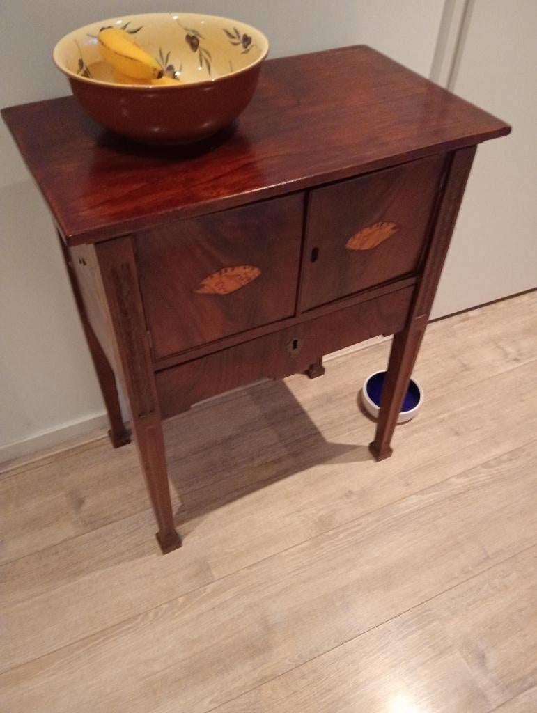 Kastje mooi donker nu weer helemaal trendy hout, Huis en Inrichting, Ophalen, Gebruikt, Minder dan 150 cm, Minder dan 100 cm