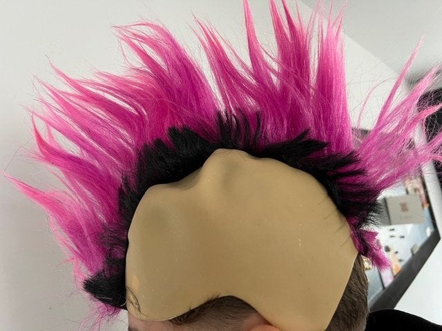 Super leuke pruik met hanenkam roze en zwart., Maat 38/40 (M), Carnaval, Ophalen of Verzenden, Onbekend