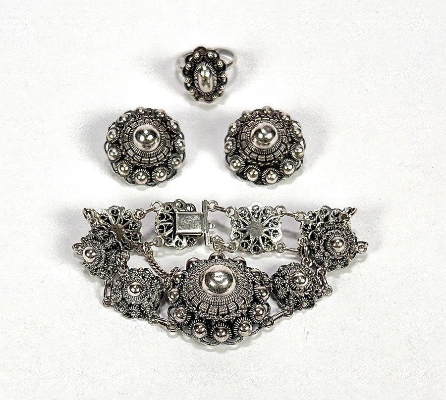1071. Zeeuwse streeksieraden – filigraanwerk, 20e eeuw, Ophalen of Verzenden, Zilver