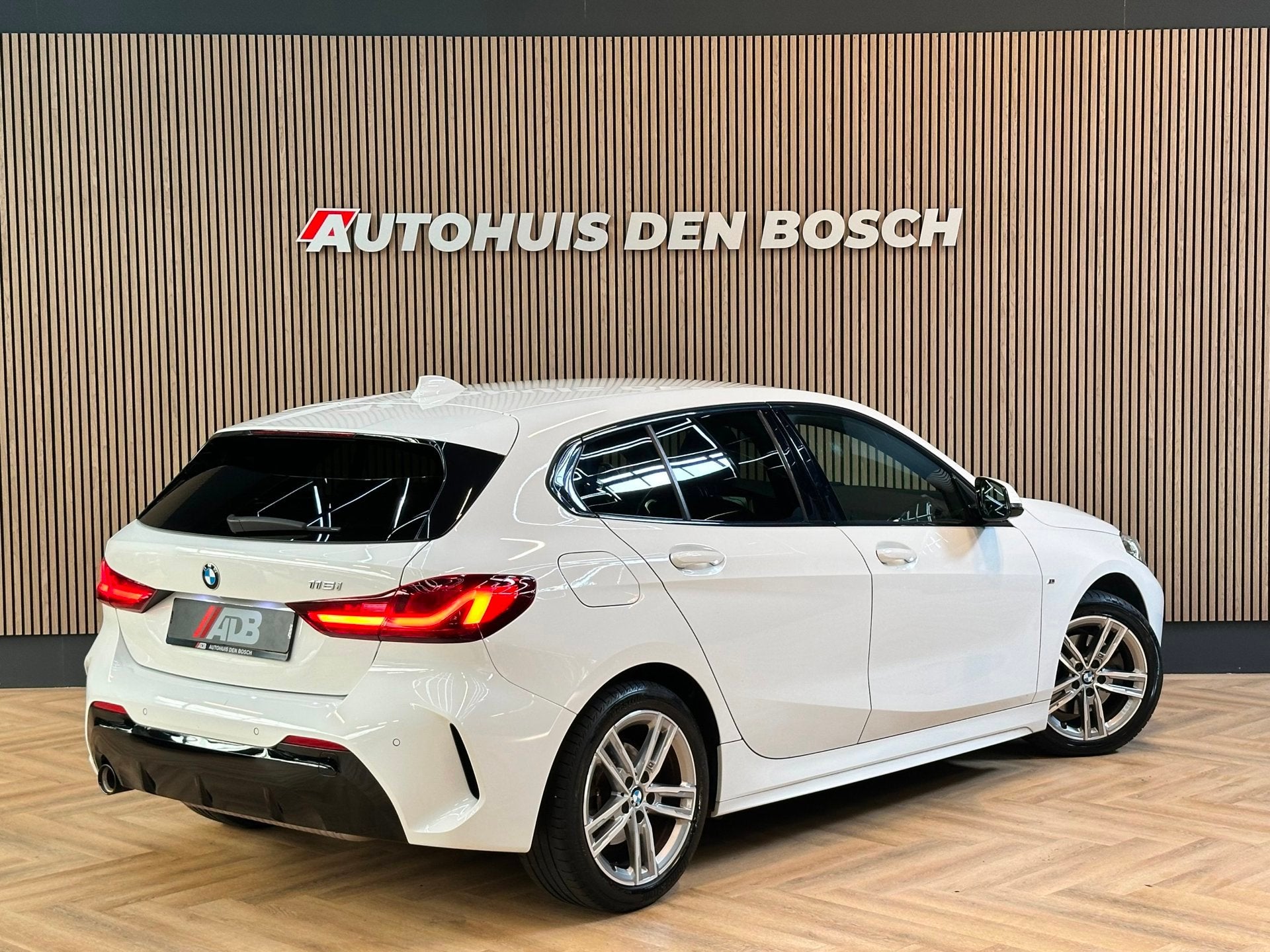 BMW 1-serie 116i Executive - Ambiance - M Sport, Auto's, BMW, Dealer onderhouden, Gebruikt, Wit, Bedrijf