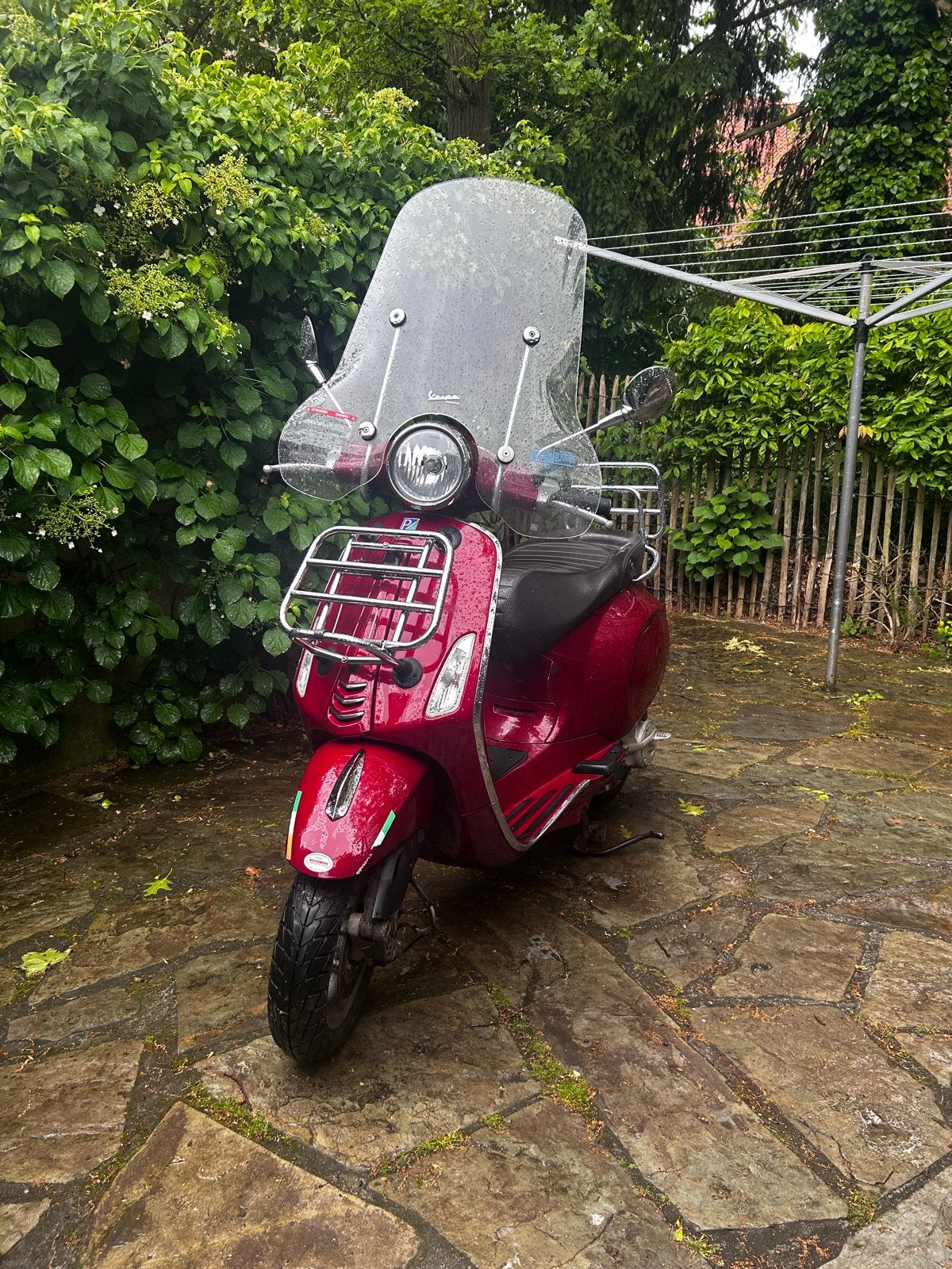 Vespa Primavera 2017 - Nieuwe banden/uitlaat, lichte schade, Fietsen en Brommers, Ophalen, Gebruikt, Overige modellen, Maximaal 45 km/u