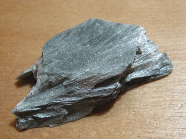 m. ruwe edelsteen SERAFINIET (5), Verzamelen, Mineralen en Fossielen, Verzenden, Mineraal