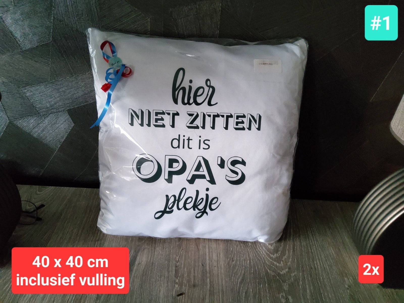 nr 1 - Kussen met vulling - Hier niet zitten, dit is Opa's p, Huis en Inrichting, Inclusief binnenkussen, Wit, Vierkant, Nieuw
