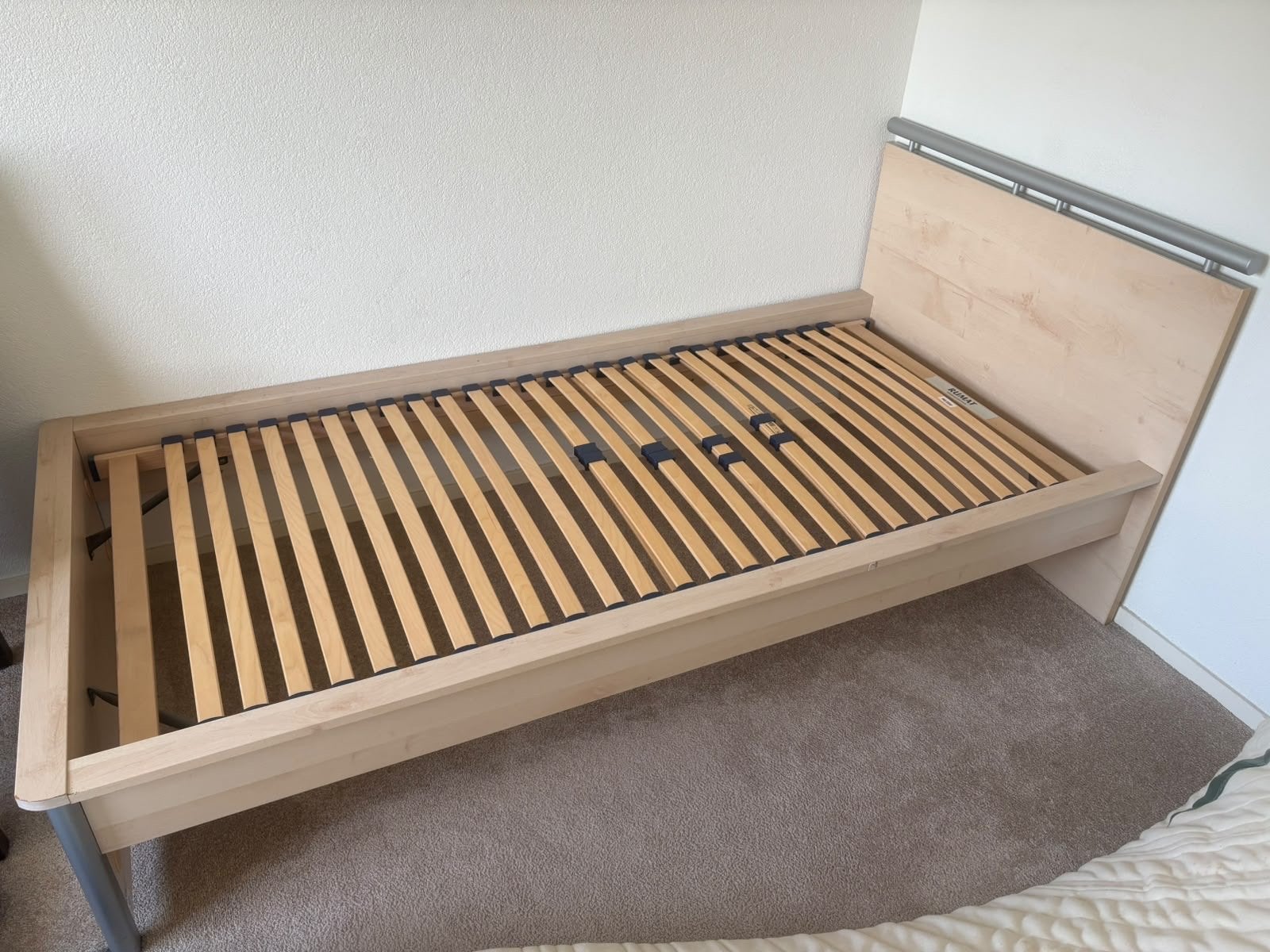 1 persoons bed en tv meubletje moet weg, Ophalen, Gebruikt, 90 cm, Eenpersoons
