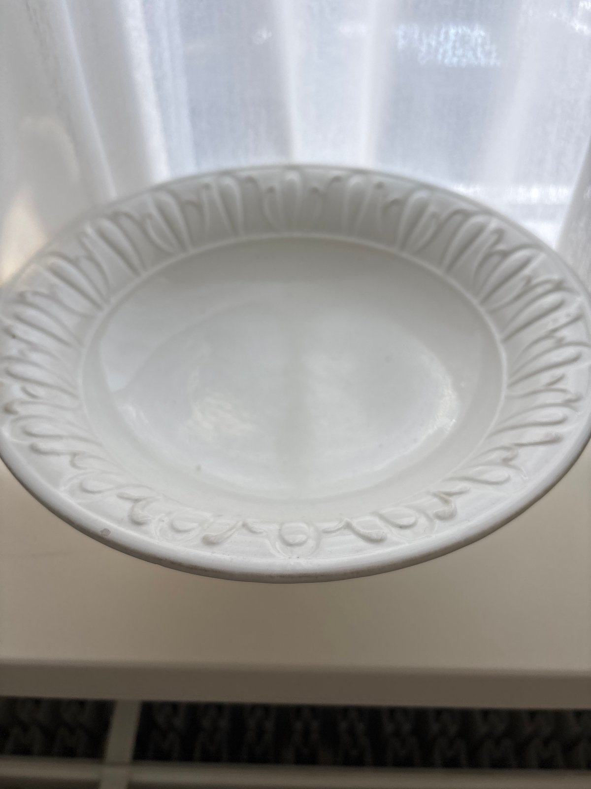 Witte decoratieve schaal met reliëf, Ophalen of Verzenden
