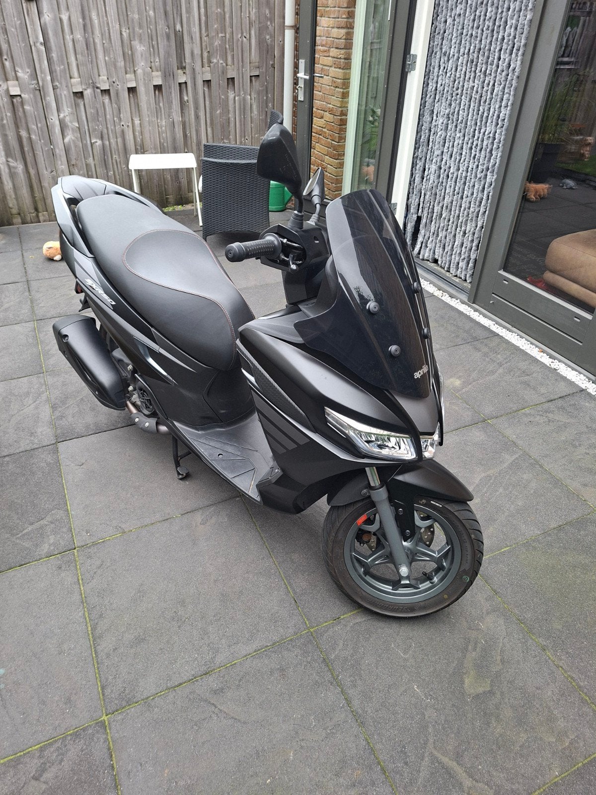 Aprilia SXR 50 Sport - Zo goed als nieuw, geen schade, Fietsen en Brommers, Ophalen, Overige modellen, Maximaal 45 km/u, Zo goed als nieuw