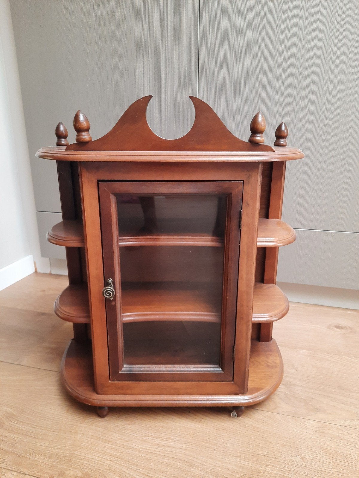 Te koop leuk vitrinekastje, Zo goed als nieuw, Minder dan 100 cm, 25 tot 50 cm, Overige houtsoorten