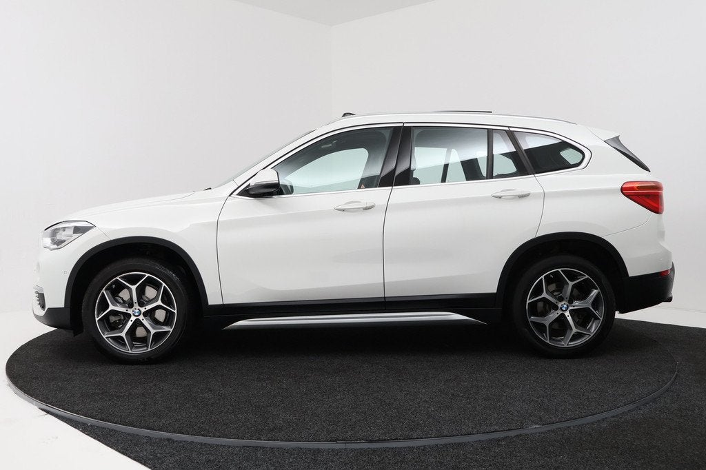 BMW X1 SDrive20i Corporate Lease High Executive (PANORAMADAK, 1998 cc, Euro 6, Wit, Automatische klimaatregeling