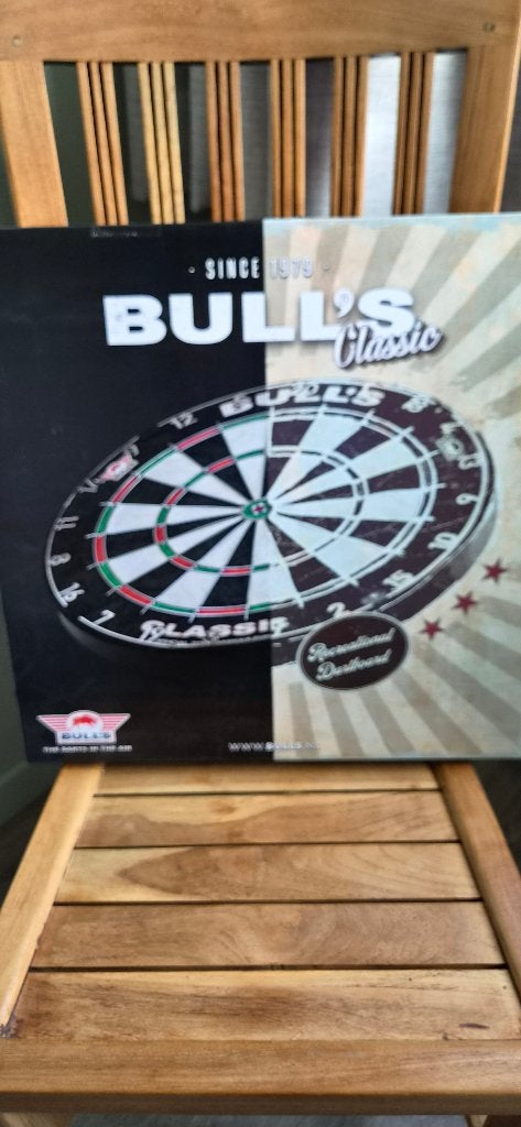 Bulls Classic Dartbord met 2 sets pijlen, Sport en Fitness, Ophalen, Nieuw, Dartbord met pijlen