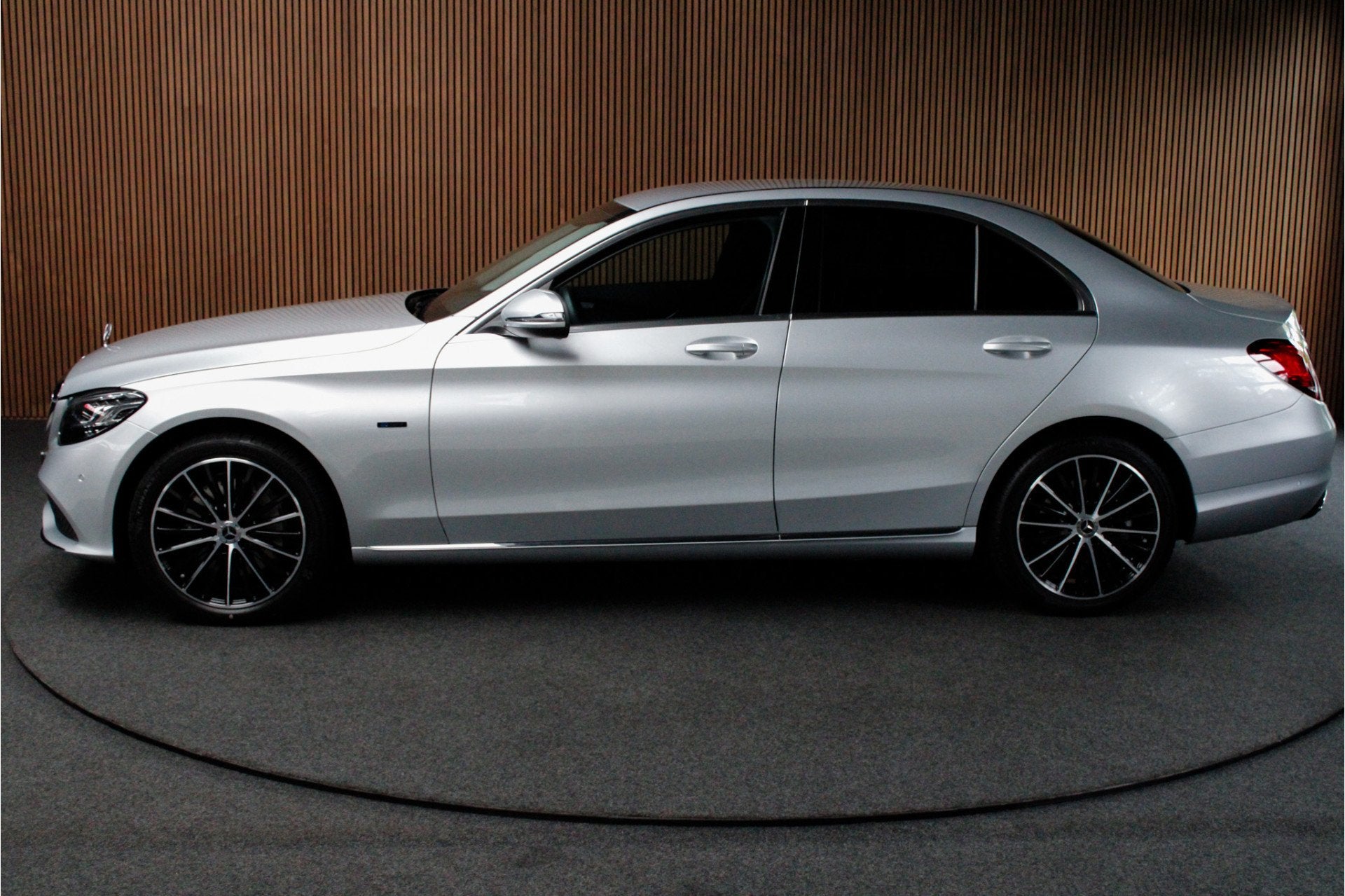 Mercedes-Benz C-Klasse 300 e Leer Navi Burmester Camera Dab, Automaat, Dealer onderhouden, Achterwielaandrijving, Gebruikt