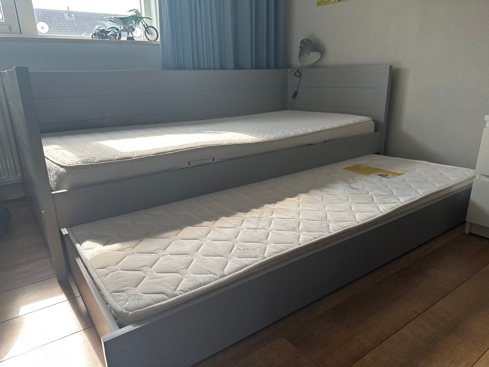 Grijs uitschuifbaar bed met logeerbed, Huis en Inrichting, Slaapkamer | Bedden, Ophalen, Gebruikt, Eenpersoons, 200 cm