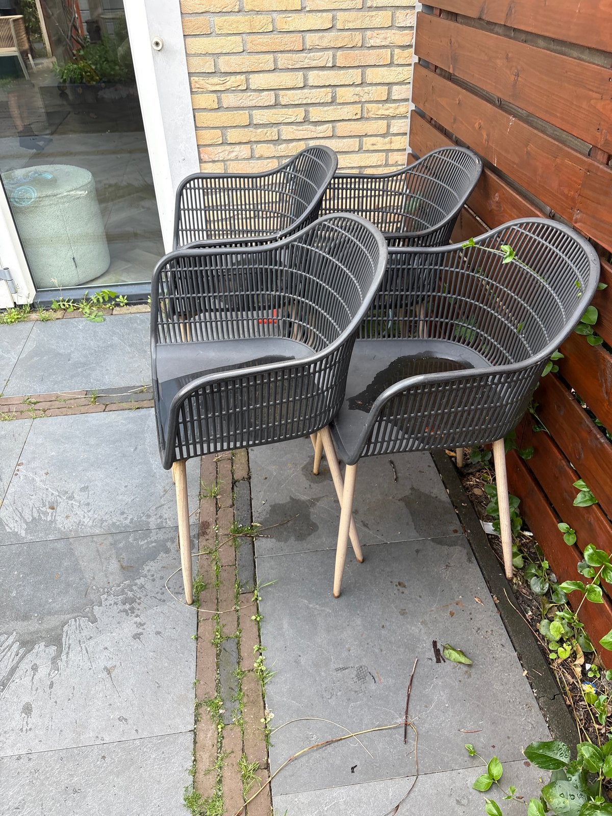 4x Moderne tuinstoelen - Grijs met houten poten, Ophalen of Verzenden, Gebruikt, Kunststof