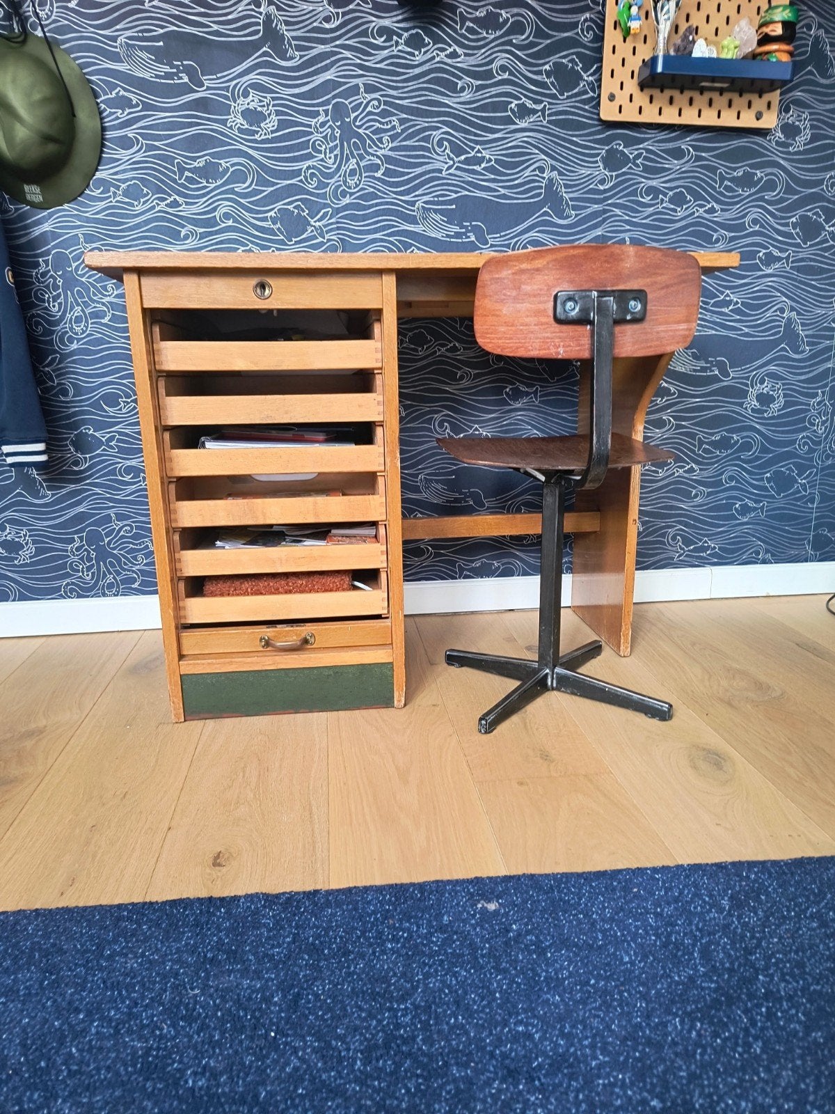 Vintage bureau voor kinderen, Huis en Inrichting, Bureaus, Ophalen, Opbergruimte, Kinderbureau, 50 cm