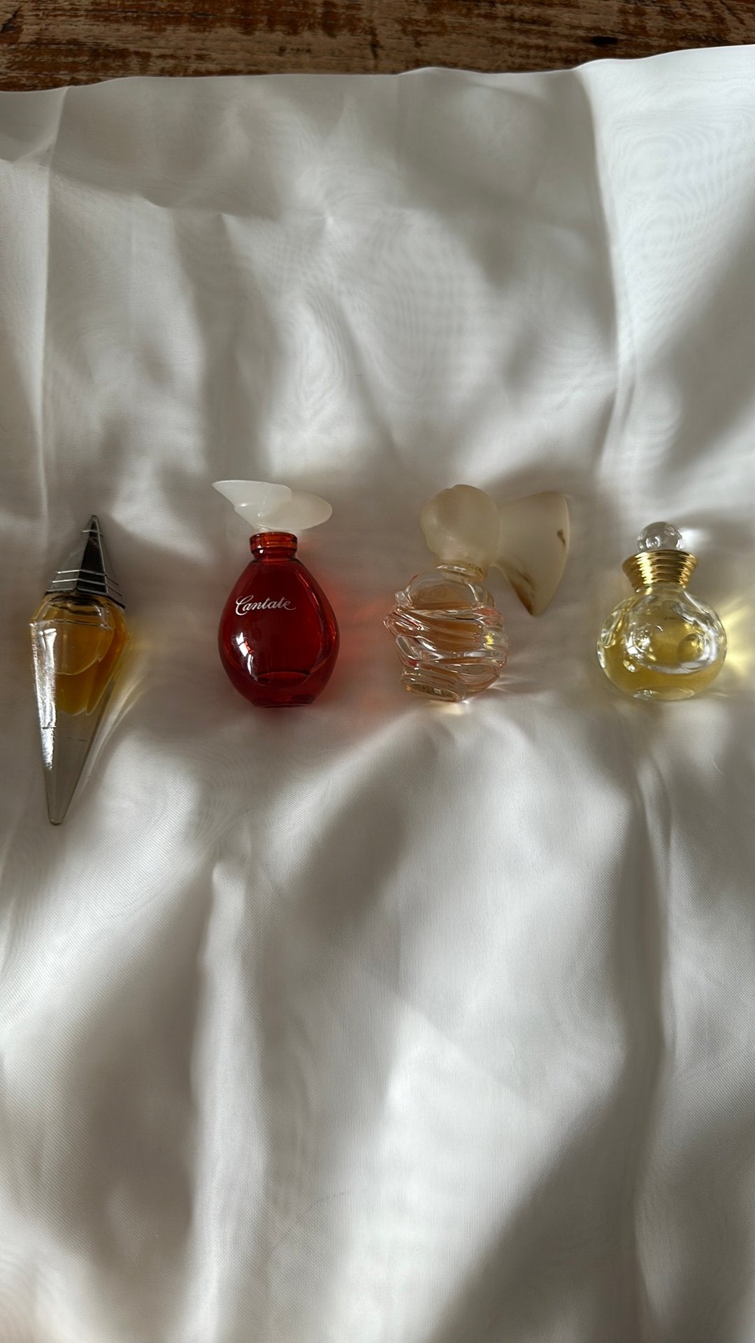 23 miniatuurflesjes parfum met plexiglas kastje, Ophalen, Zo goed als nieuw, Miniatuur