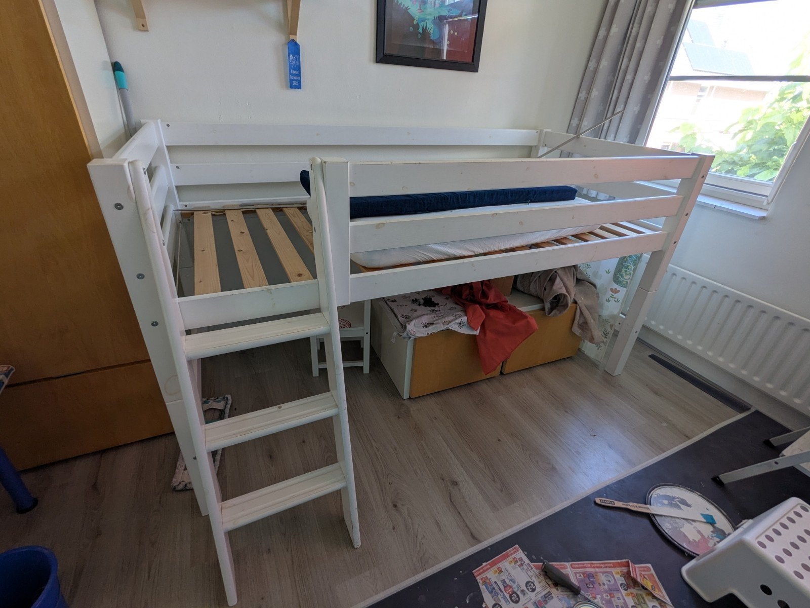 Witte halfhoogslaper met vaste lattenbodem en trap, Gebruikt, Eenpersoons, Ophalen of Verzenden, 90 cm