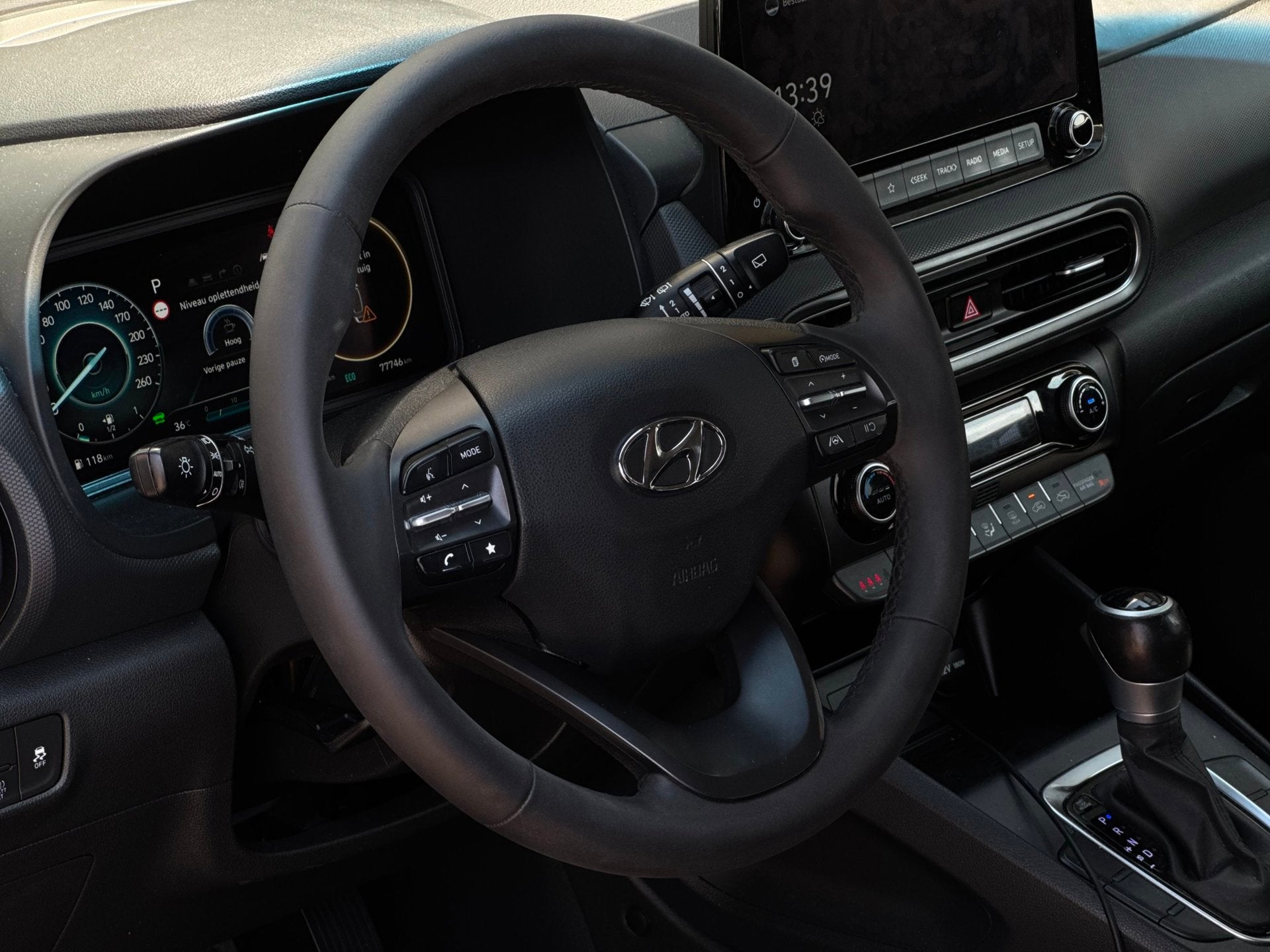 Hyundai Kona 1.6 HEV Creative Automaat // Head-Up // CarPlay, Auto's, Automaat, Stof, Gebruikt, Zwart