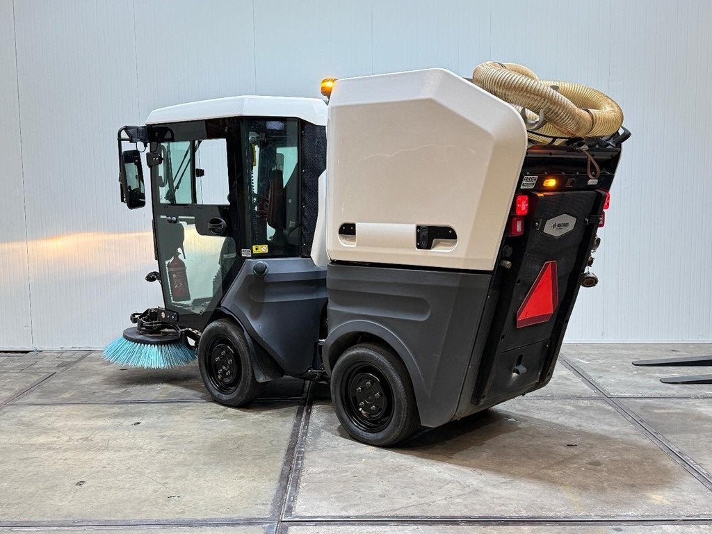 Mathieu MC110 Hoogkieper Benzine kubota straatveger veegmach