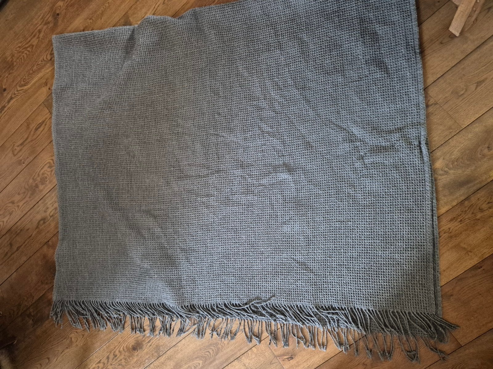 Grijze wafelstructuur plaid met franjes - H&M Home, Ophalen of Verzenden, Plaid, Grijs, Met franjes/kwastjes