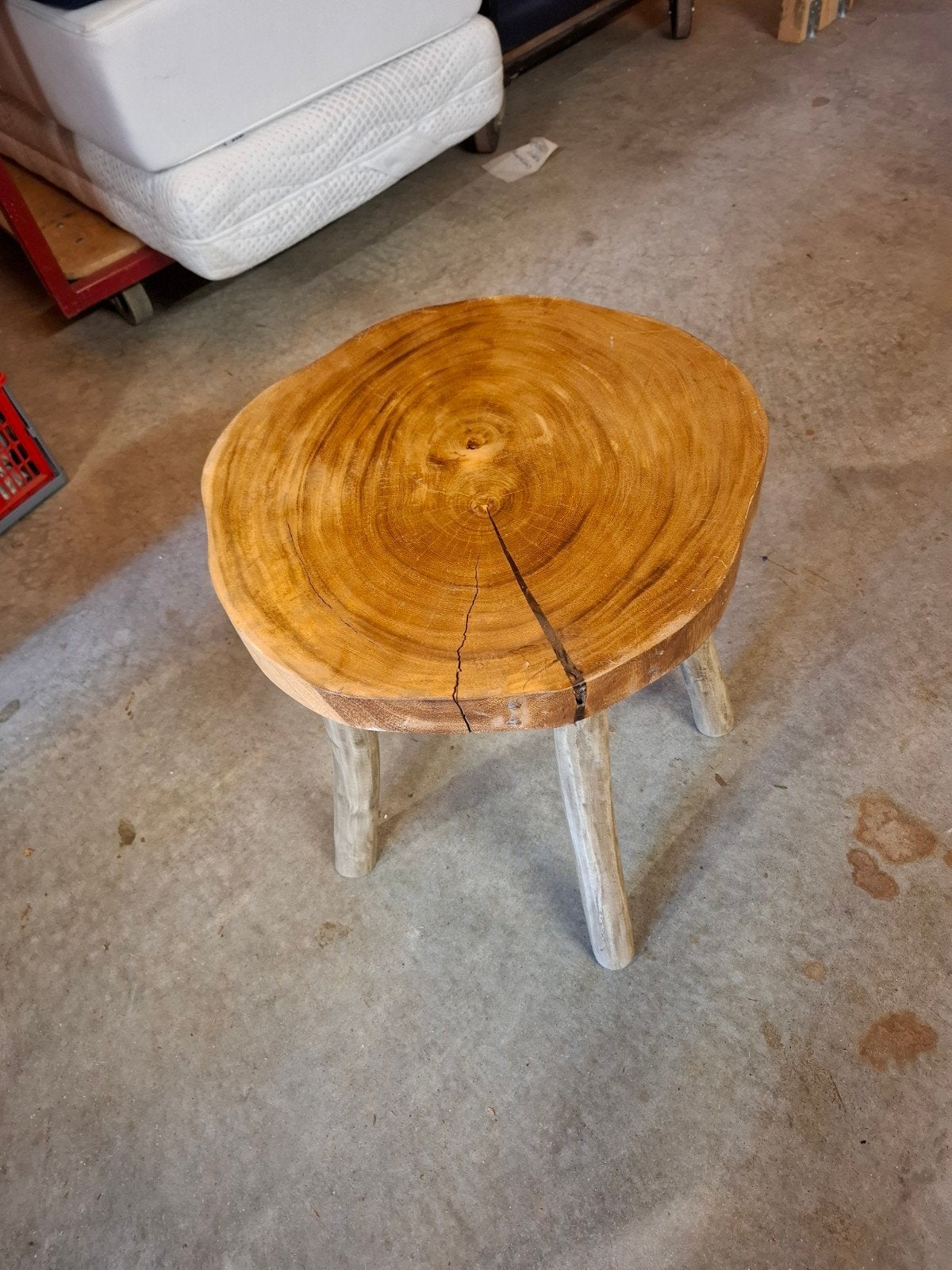 Te koop, Unieke houten bijzettafel/kruk van boomstam., Minder dan 55 cm, Gebruikt, Rond, Hout