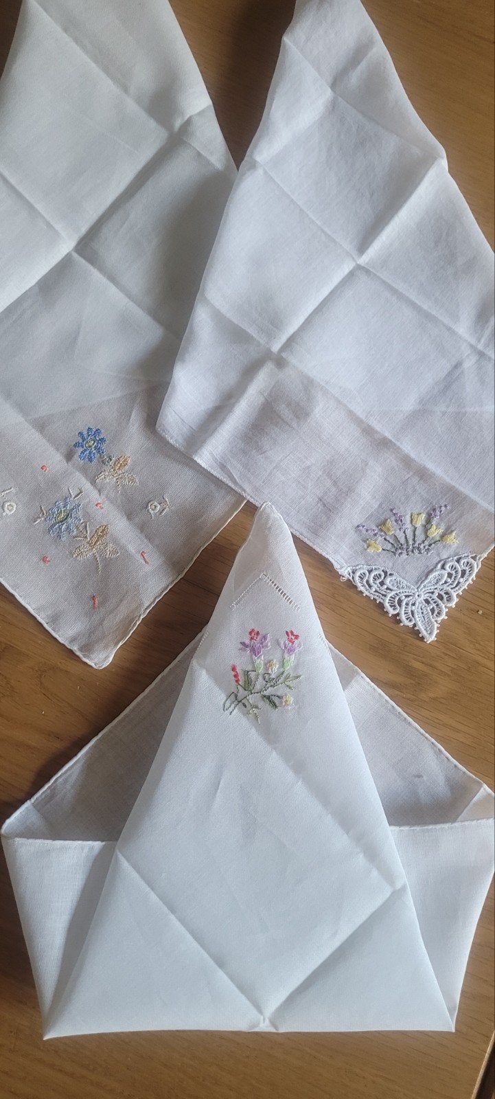 3 stuks Vintage dames-zakdoekjes, geborduurd door Oma, Antiek en Kunst, Antiek | Kleden en Textiel, Ophalen of Verzenden