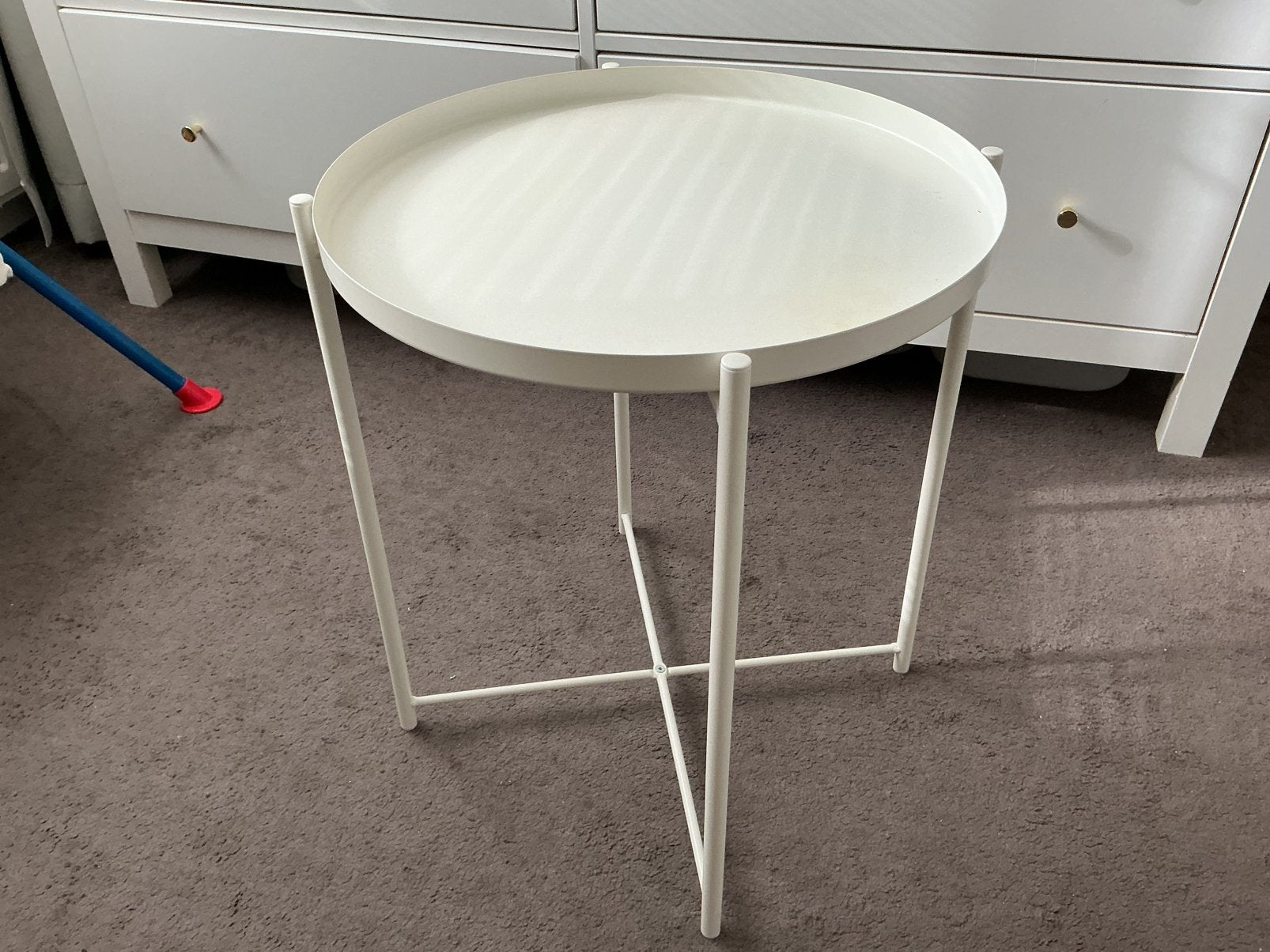 Wit Ikea tafeltje, Huis en Inrichting, Ophalen, Zo goed als nieuw, Rond, Minder dan 55 cm
