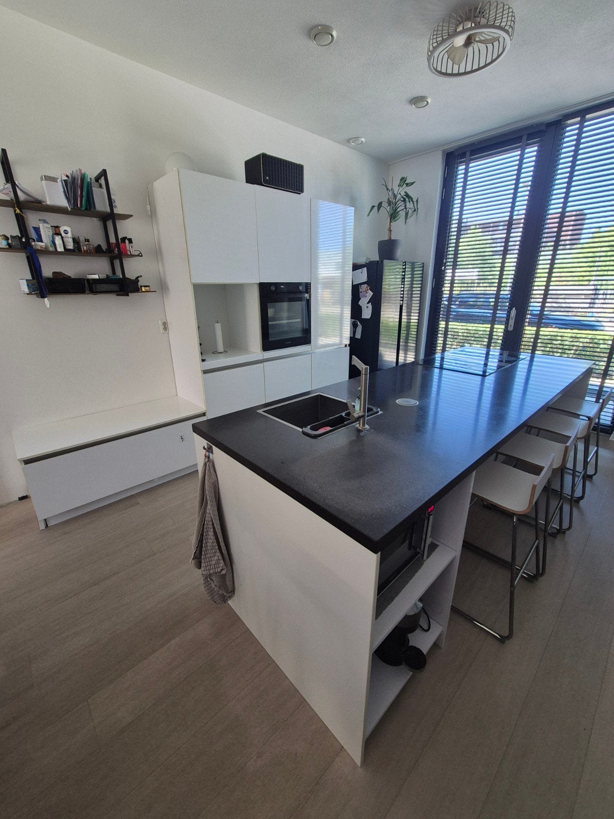 Moderne witte keuken met kookeiland en inbouwapparatuur, Ophalen, Gebruikt, Wit, Met kookeiland