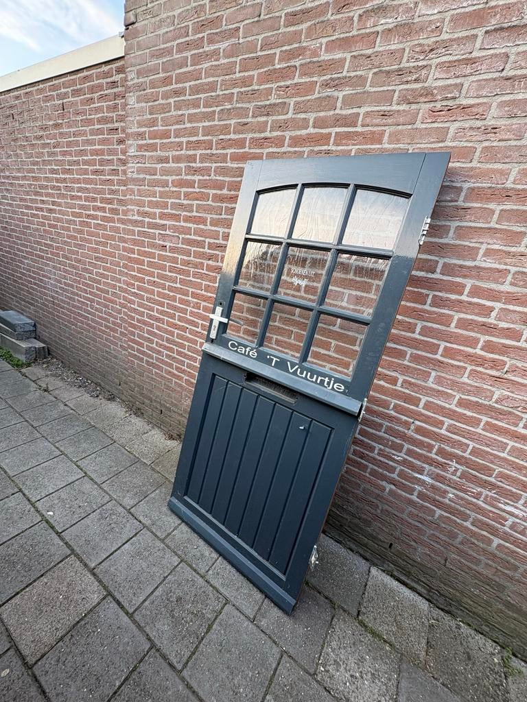 Donkergrijze buitendeur met glas en tekst 'Café 'T Vuurtje', Doe-het-zelf en Verbouw, Deuren en Horren, Gebruikt, 80 tot 100 cm