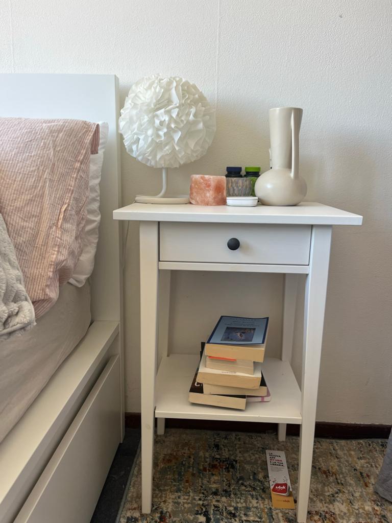 IKEA Hemnes Nachtkastje Wit - Zo goed als nieuw, Huis en Inrichting, Slaapkamer | Nachtkastjes, Ophalen, 55 tot 70 cm, Zo goed als nieuw