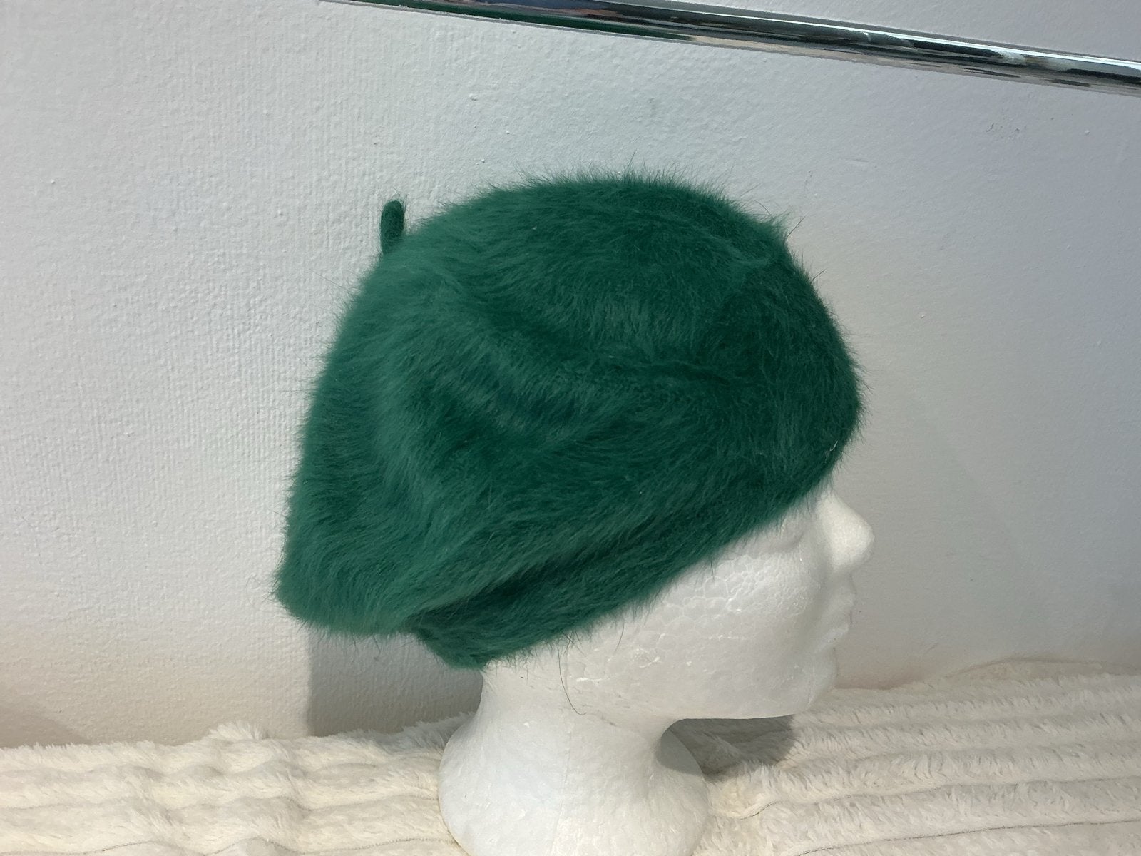 Groene pluizige baret - One size fits all, Ophalen of Verzenden, Nieuw, One size fits all, Hoed