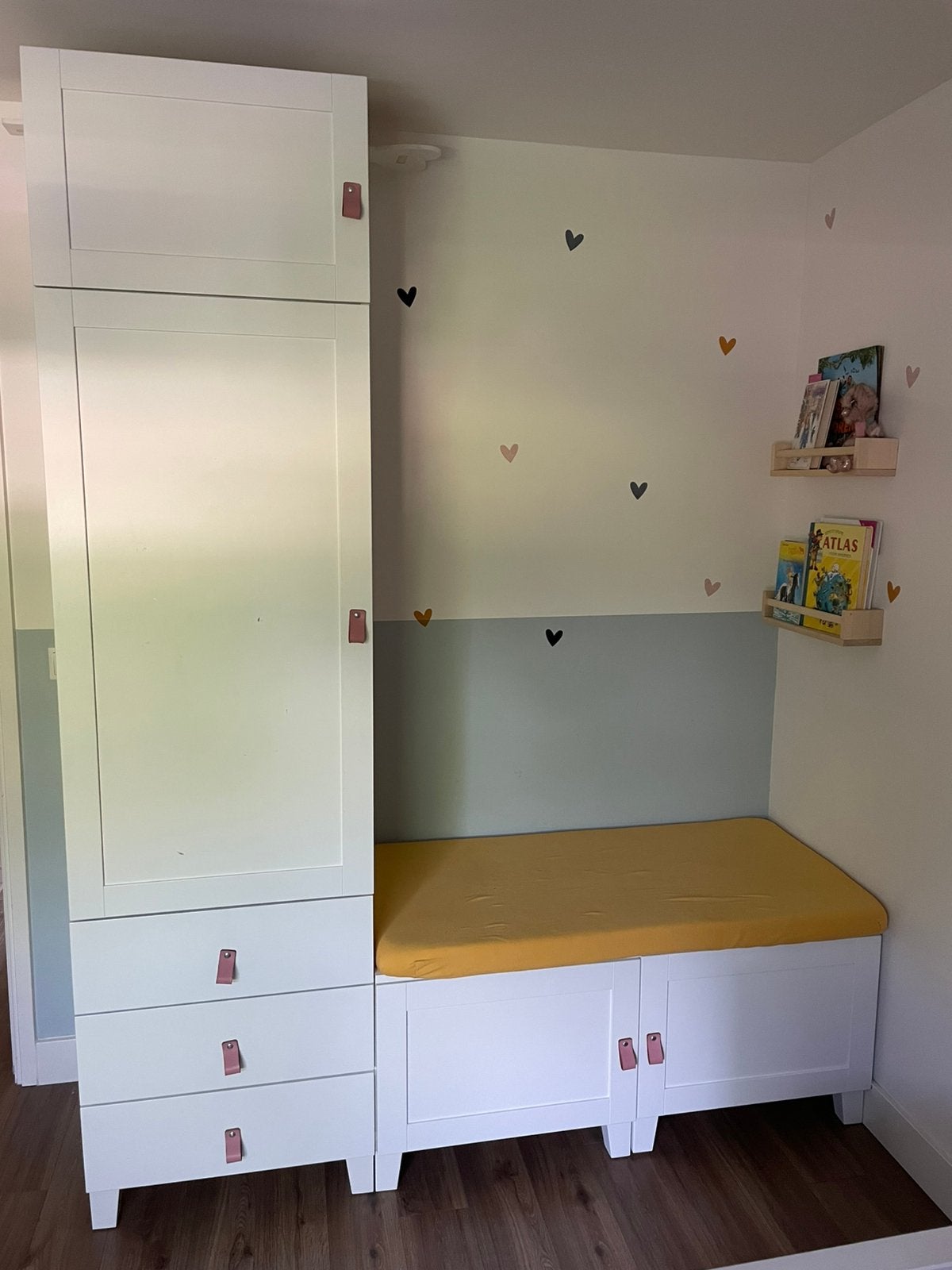 Kledingkast met bankje - MOET WEG!, Kinderen en Baby's, Kinderkamer | Commodes en Kasten, Ophalen, Kast, 50 tot 70 cm, 105 cm of meer