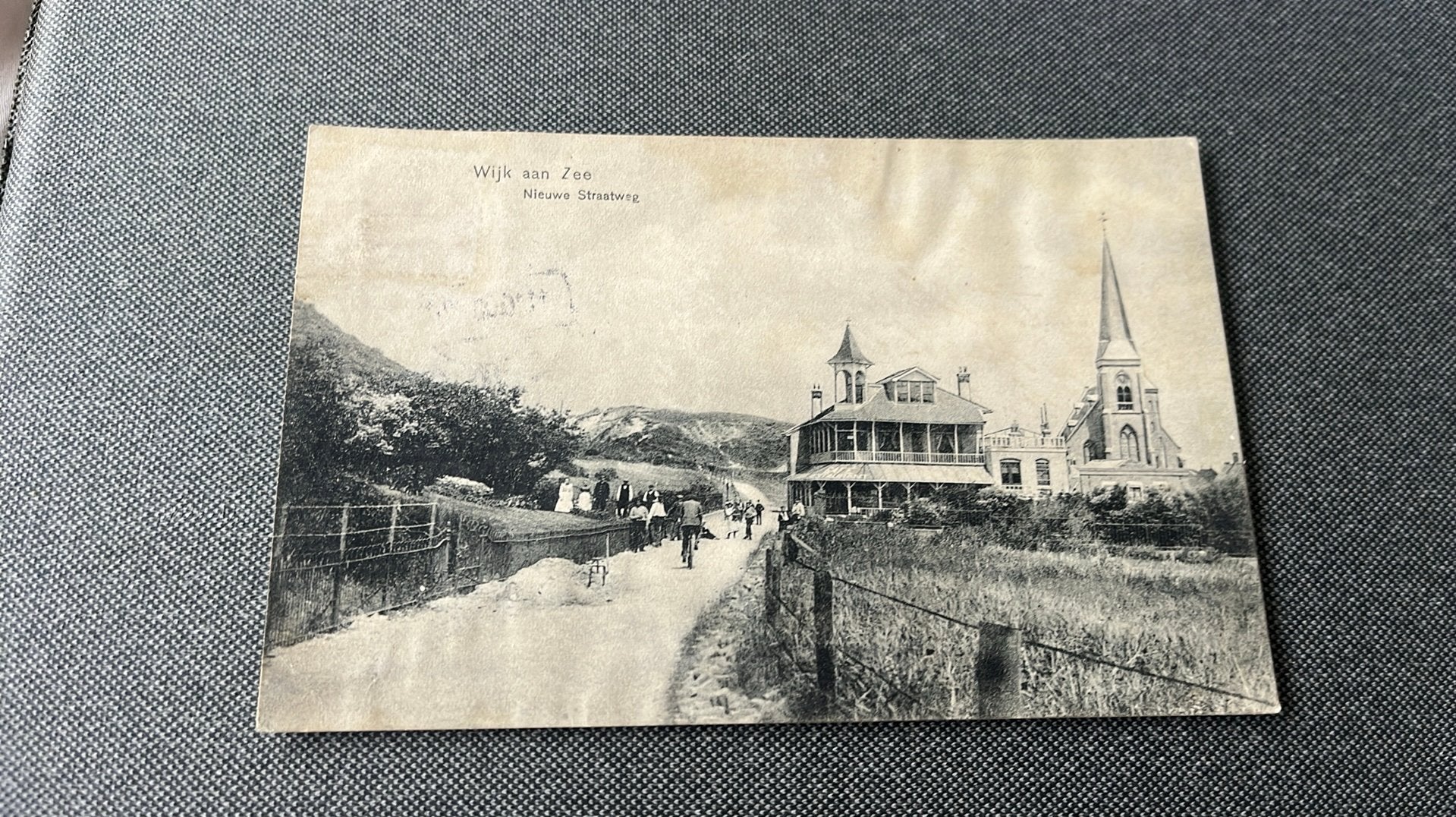 Wijk aan Zee Nieuwe Straatweg met kerk, Ophalen of Verzenden, Voor 1920, Gelopen, Noord-Holland