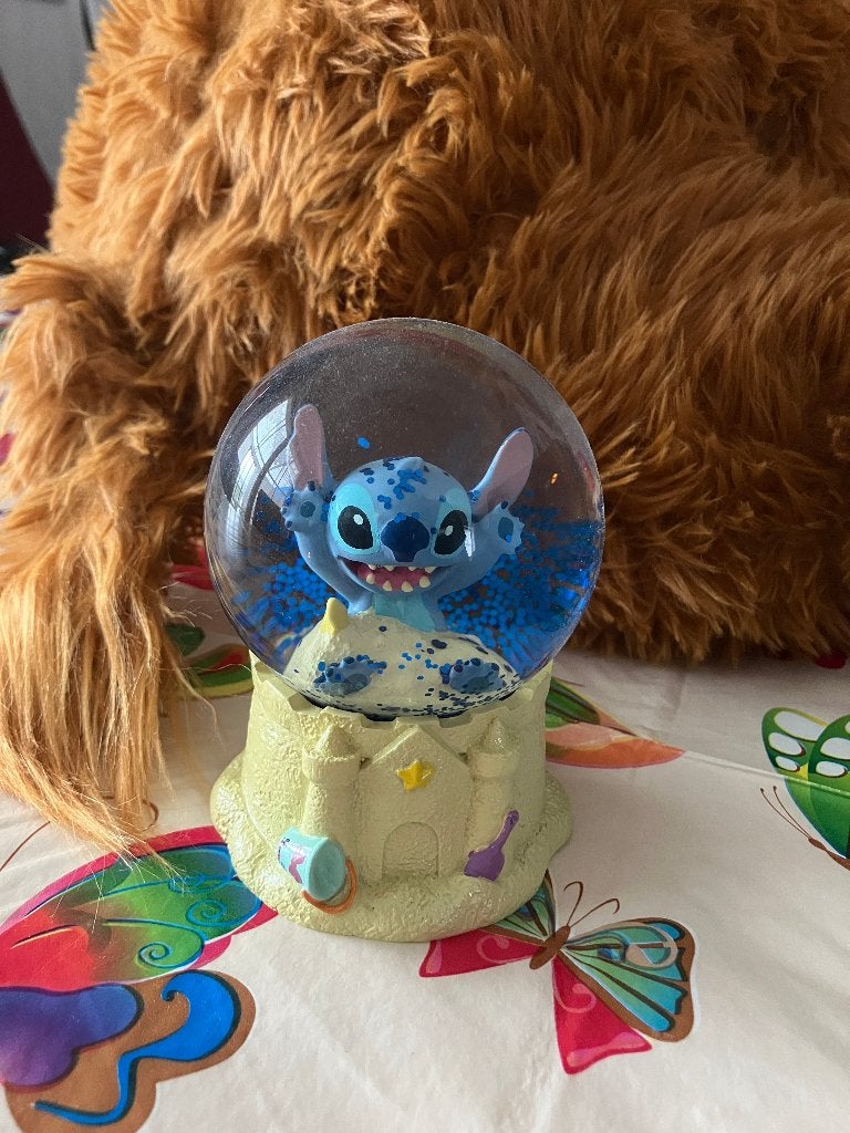 Stitch ( Disney ) snowglobe, Verzamelen, Disney, Ophalen of Verzenden, Overige figuren, Zo goed als nieuw, Beeldje of Figuurtje