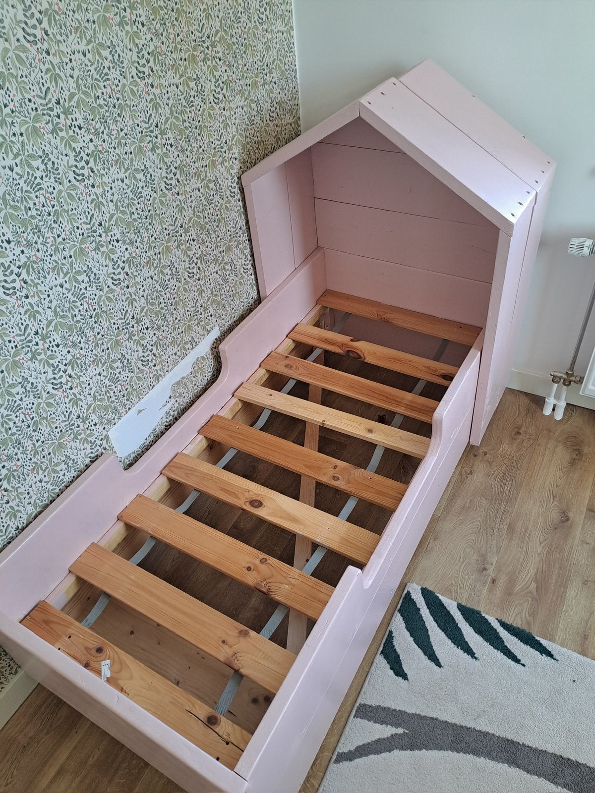 Houten peuterbed roze, Kinderen en Baby's, Kinderkamer | Bedden, Gebruikt, 70 tot 85 cm, 140 tot 160 cm, Ophalen