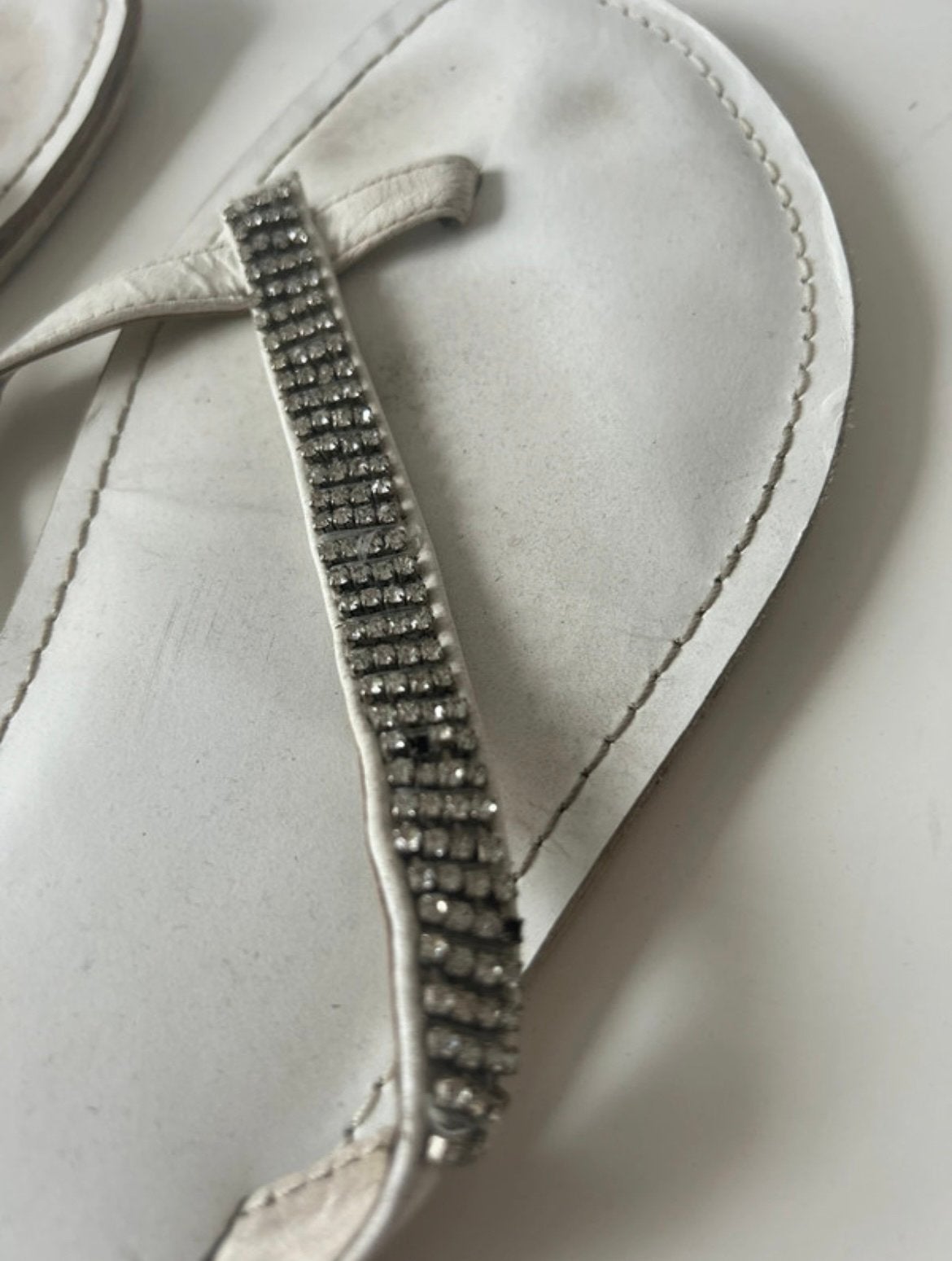 Witte slippers met strass steentjes, Ophalen of Verzenden, Gedragen, Wit, Slippers