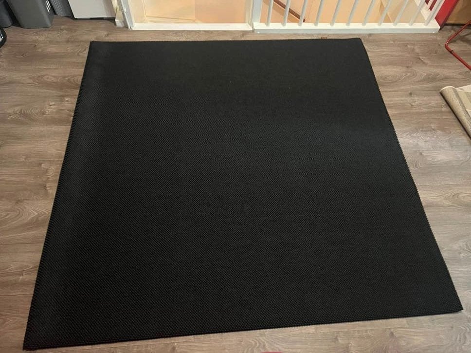 Zwart vloerkleed - BIC Carpets - Zo goed als nieuw, Ophalen, Zwart, 150 tot 200 cm, 200 cm of meer