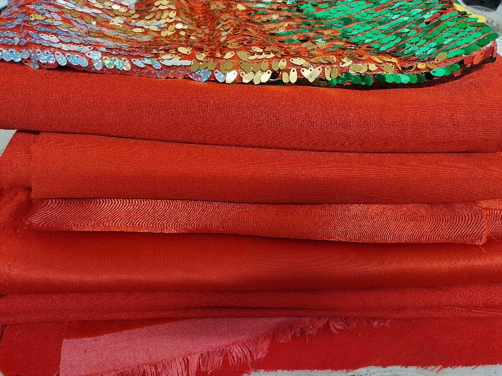 Te koop aangeboden: carnaval stoffen rood Pakketnummer 29 , 120 cm of meer, Ophalen of Verzenden, Katoen, Rood