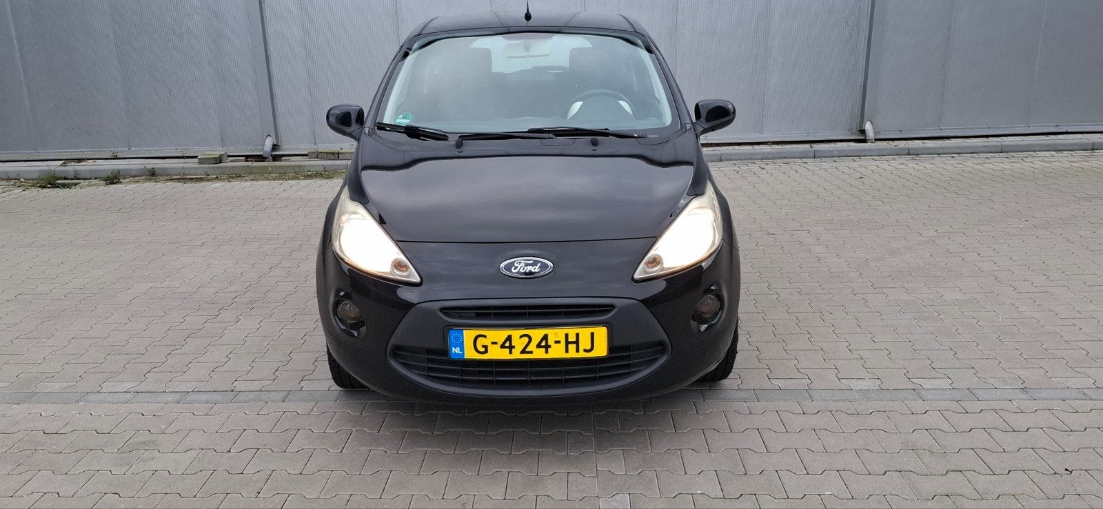 Ford Ka 1.2 51KW 2009 Zwart nieuwe APK, 153000k, en airco., Auto's, Voorwielaandrijving, 1242 cc, 4 cilinders, 4 stoelen