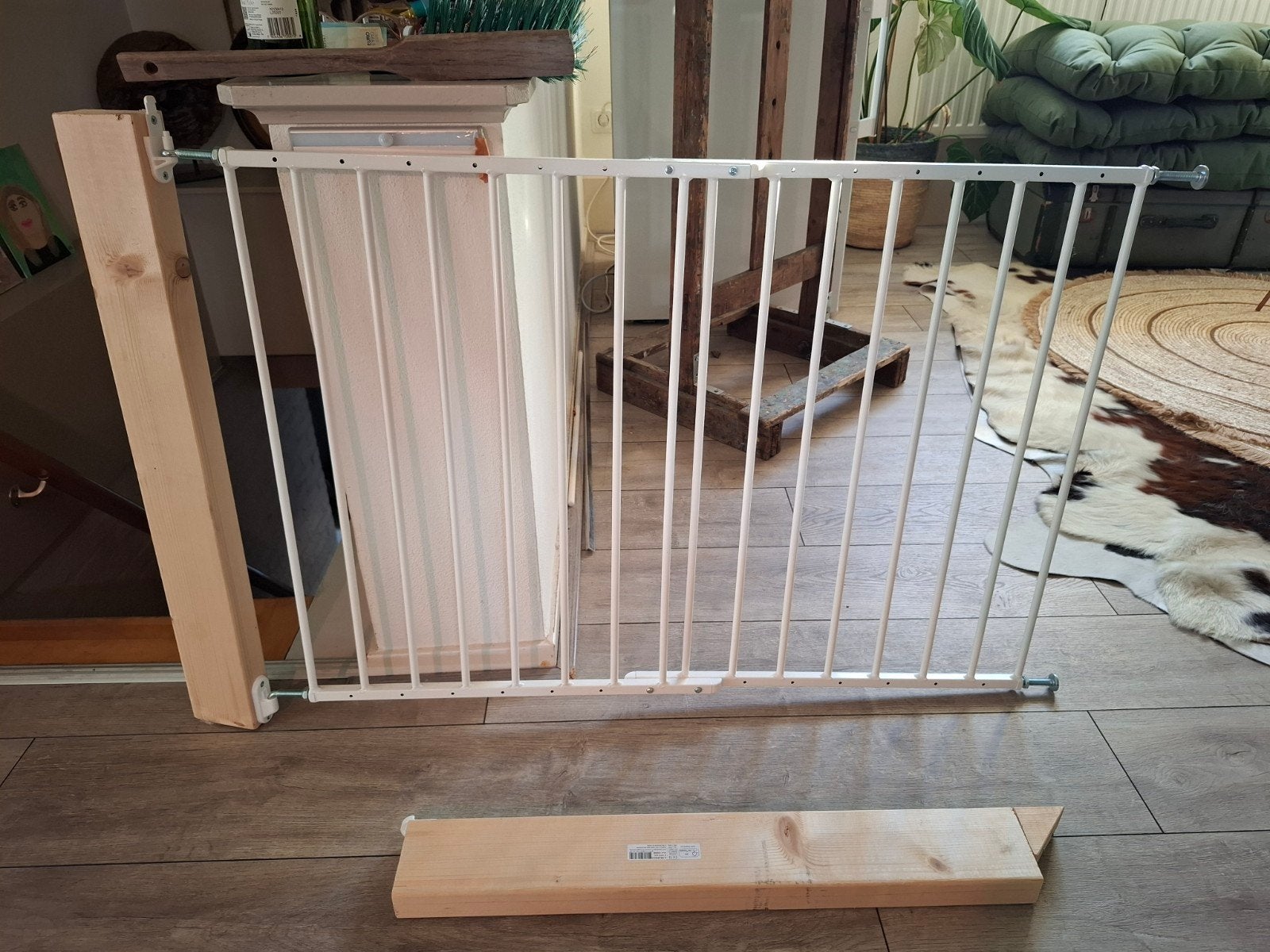Wit metalen klemhekje met houten verlengstukken, Gebruikt, 100 tot 115 cm, Ophalen of Verzenden, Klemhekje