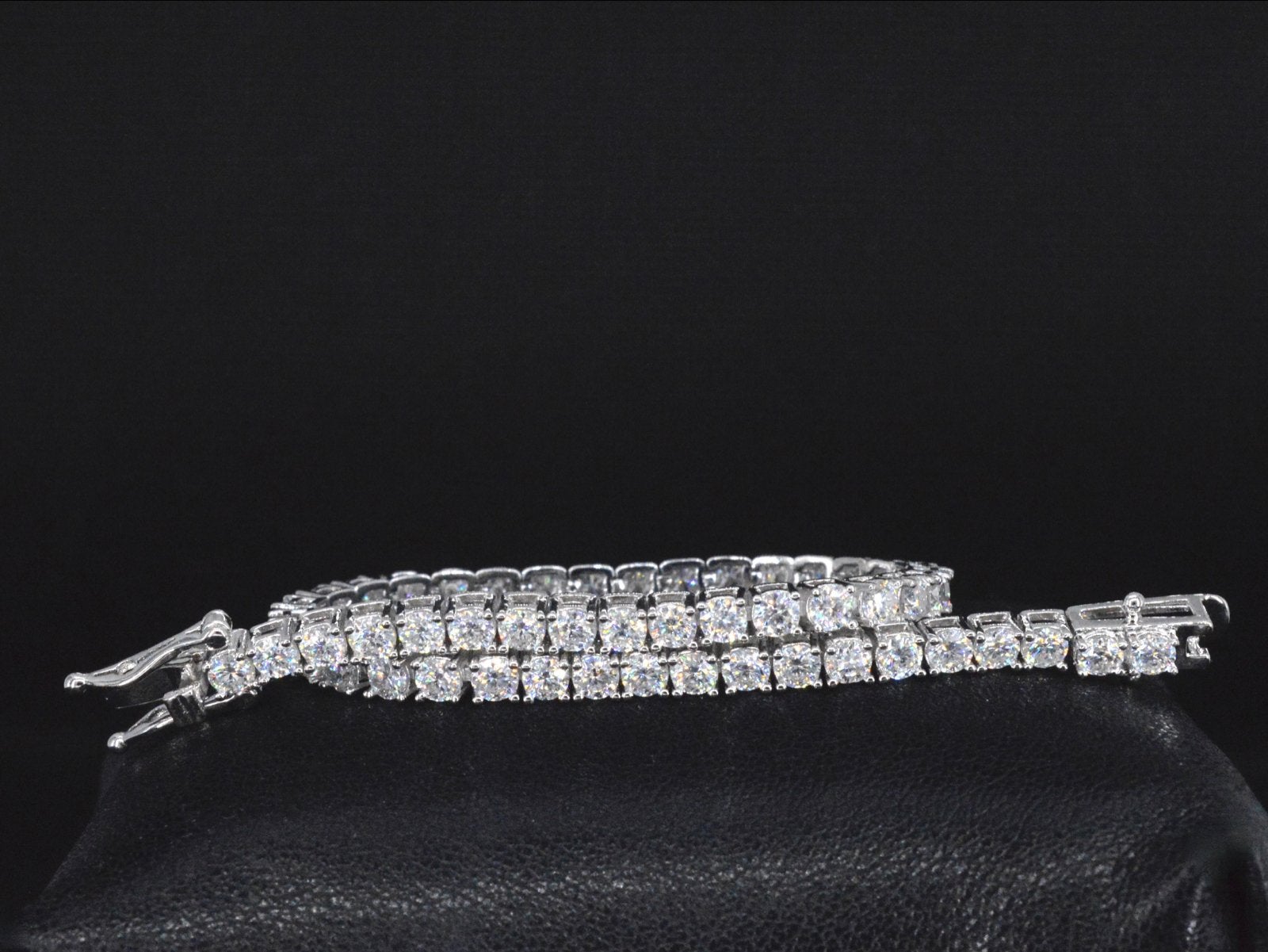 Tennisarmband met één doorlopende rij briljanten, Sieraden, Tassen en Uiterlijk, Ophalen of Verzenden, Nieuw, Zilver
