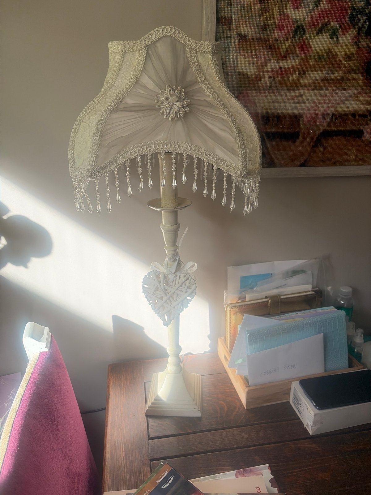 Elegante tafellamp met kanten kap en kralen, Huis en Inrichting, Wit, Textiel, Ophalen of Verzenden, Zo goed als nieuw