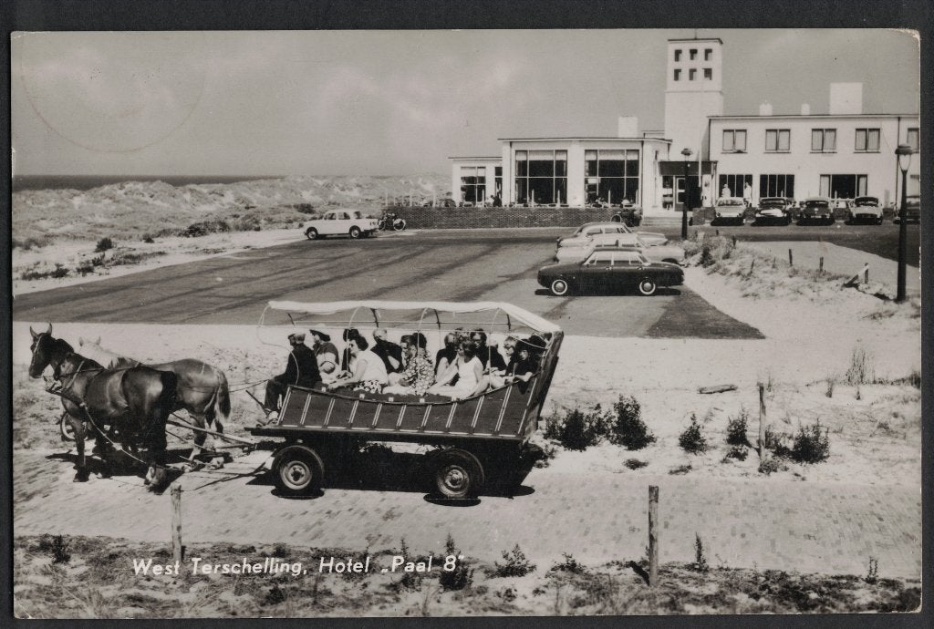 West Terschelling, Hotel Paal 8, Huifkar. 1965., Verzamelen, Ophalen of Verzenden, 1960 tot 1980, Gelopen, Waddeneilanden
