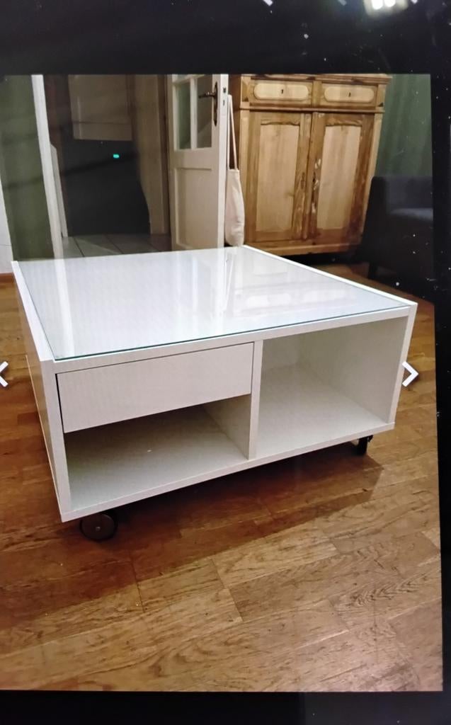Witte salontafel Boskel met glasplaat en lade op wieltjes, Huis en Inrichting, Tafels | Salontafels, Ophalen, Gebruikt, 50 tot 100 cm