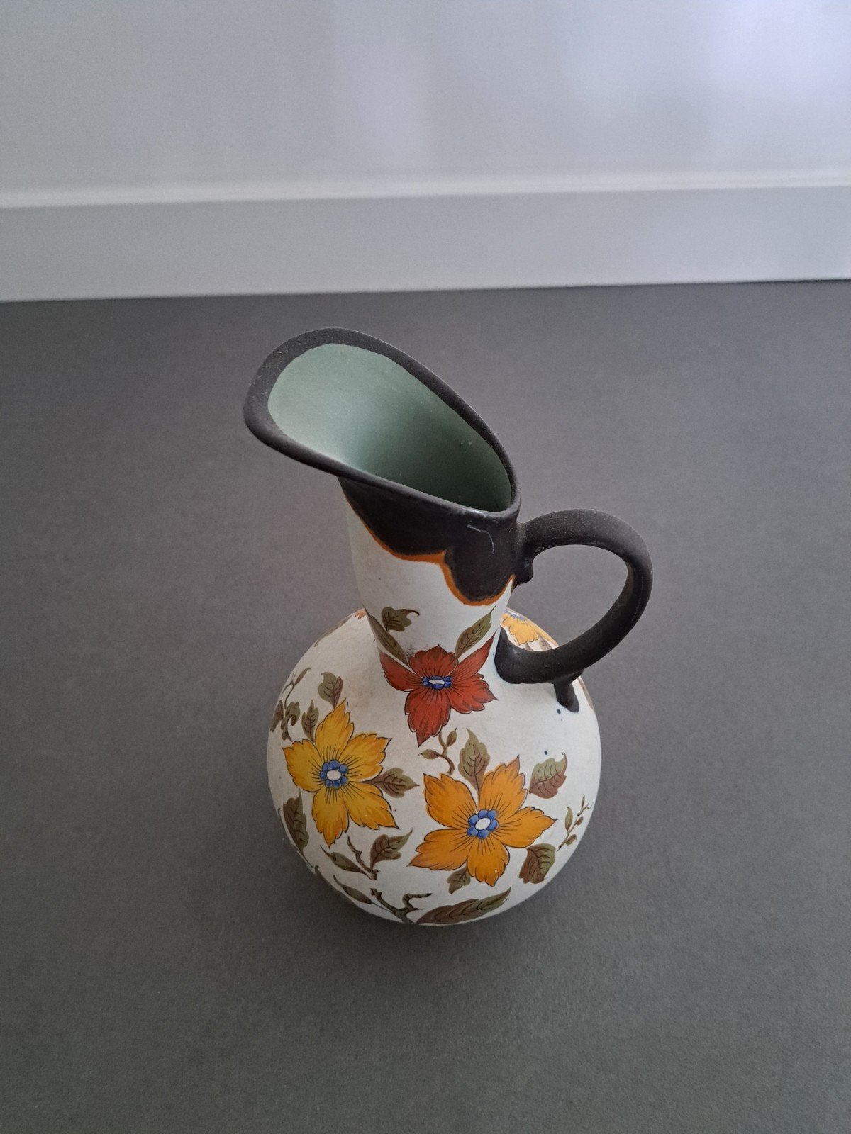 Vintage Gouda Holland Anita vaas/kan met bloemmotief, Antiek en Kunst, Ophalen of Verzenden