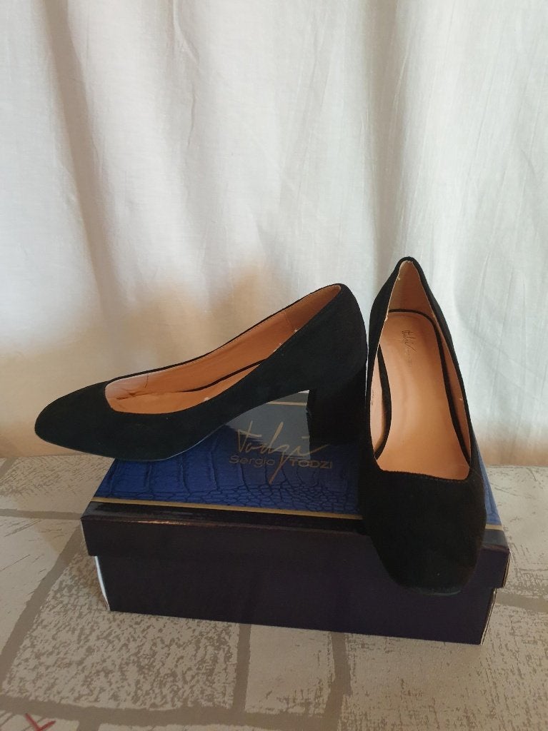 Mooie zwarte pumps, blokhak.Mt 36 t/m 41. Merk Sergio Todzi, Pumps, ., Zwart, Nieuw