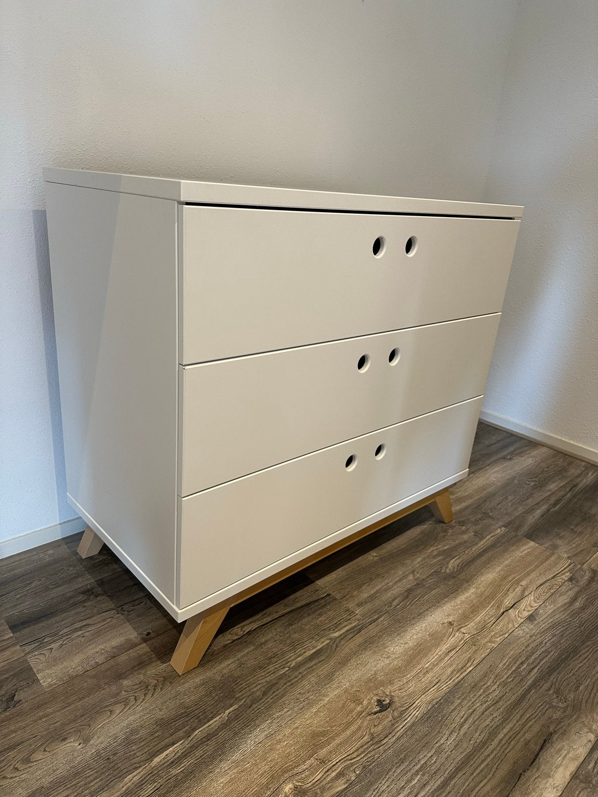 Witte commode met 3 lades en houten poten, Ophalen, Gebruikt, 50 tot 70 cm, 100 cm of meer