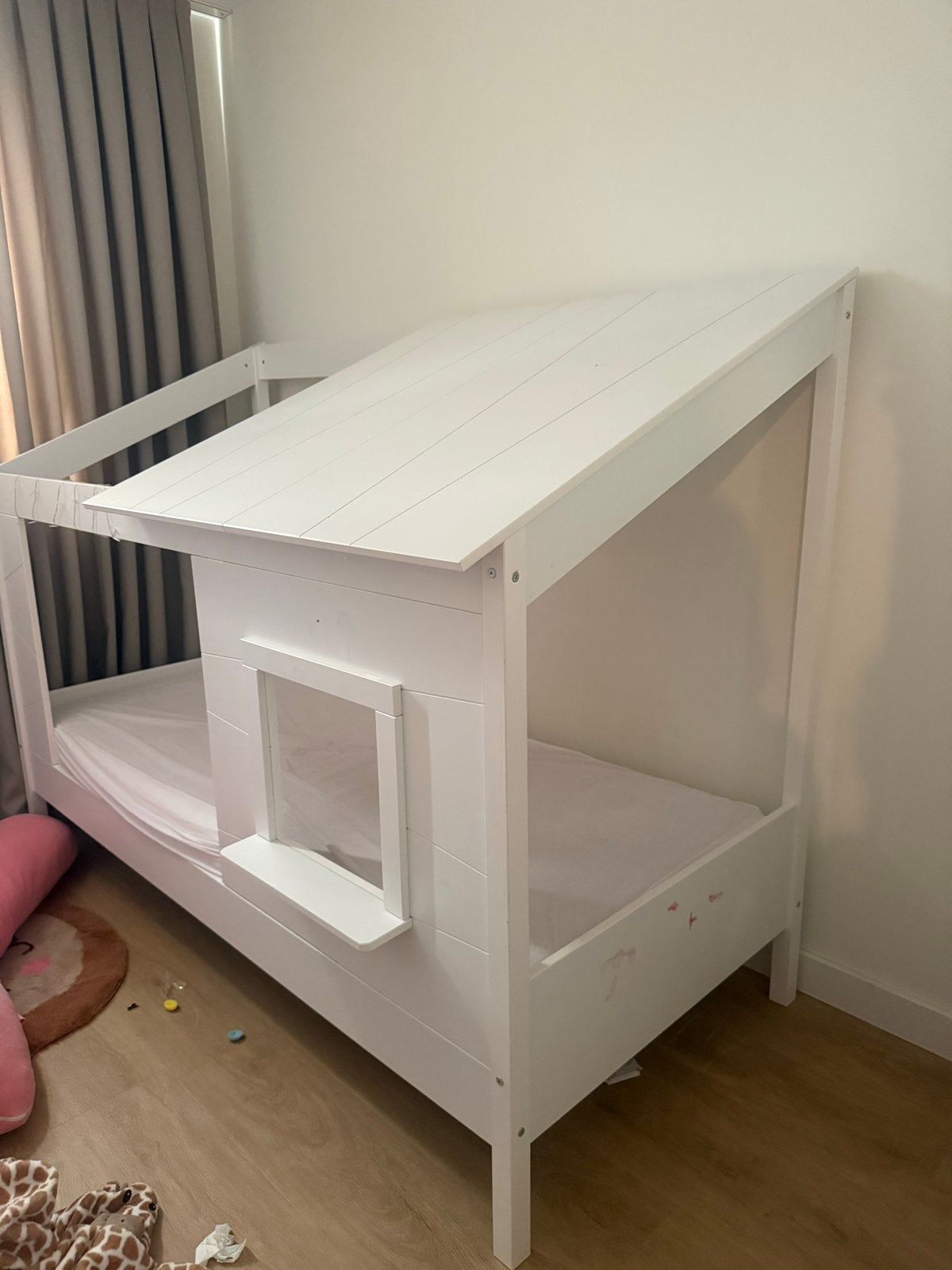 Kinderhuisbed - Wit houten bed met dak en raam, Kinderen en Baby's, Kinderkamer | Bedden, 85 tot 100 cm, Gebruikt, Ophalen of Verzenden